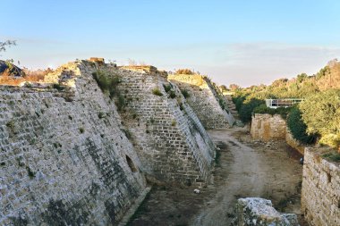 İsrail 'in Caesarea şehrinde derin hendekli antik kale duvarı