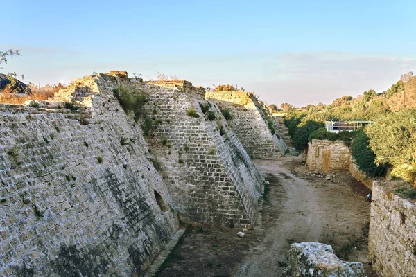 Ancient Fortress wall with a deep moat in Caesarea in Israel — Stock Photo, Image