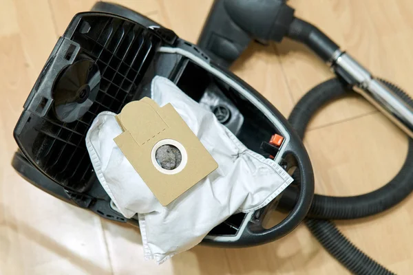 Replacement of the dust bags in the vacuum cleaner — Stock Photo, Image