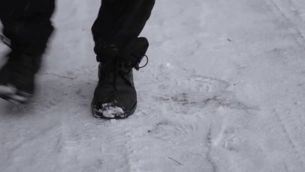 Voeten Van Een Man Die Zwarte Schoenen Draagt Die Bevriezen — Stockvideo