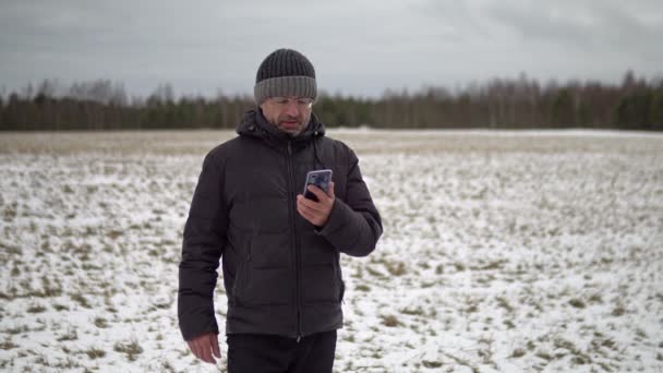 Kaukasischer Mann Mittleren Alters Einer Alten Schäbigen Winterdaunenjacke Der Winter — Stockvideo