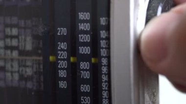 Eski analog alıcının radyo istasyonunu ayarlıyorum.