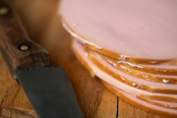 Кусочки Вкусной Свежей Вареной Колбасы Лежат Деревянной Доске Ножом Нарезанная — стоковое фото