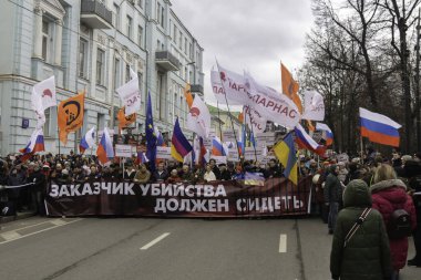 Moskova, Rusya - 29 Şubat 2020. Rus muhalefet liderleri Boris Nemtsov 'un Mart ayının başında bir bayrak taşıyorlar. Yazı: cinayeti emreden kişi hapiste olmalı.