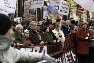 Moskova, Rusya - 29 Şubat 2020. Halkın özgürlük partisinin lideri Mikhail Kasyanov bir grup protestocunun başında. Yazma: İşkenceye karşı savaş!