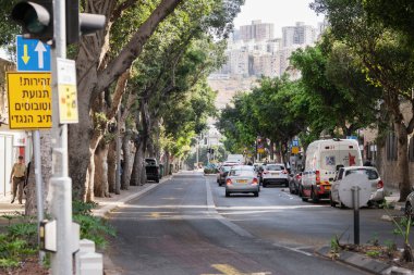 Hayfa, İsrail - 21 Kasım 2019. Akşamları Hadar ilçesinde kalabalık Hayfa caddesi