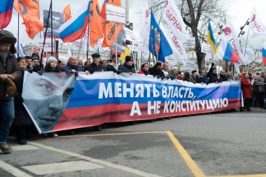 Moskova, Rusya - 29 Şubat 2020. Rus muhalefet liderleri Boris Nemtsov 'un Mart ayının başında bir bayrak taşıyorlar. Yazı: Anayasayı değil hükümeti değiştir