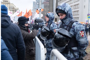 Moskova, Rusya - 29 Şubat 2020. Rus muhafızlarının plastik miğferli askerleri Boris Nemtsov 'un anısına kordon oluşturuyorlar. Göstericilerin çitin ötesine geçmesine izin vermiyorlar.