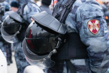 Rus askerlerinin teçhizatı yaklaşıyor. Plastik miğfer, kamuflaj üniforması ve kurşun geçirmez yelek.
