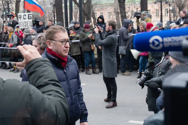 Moskova, Rusya - 29 Şubat 2020. TV muhabiri Mumin Shakirov mitingden bildiriyor