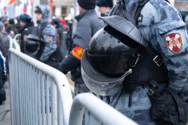 Rus muhafızlarının plastik miğferli askerleri Boris Nemtsov 'un anısına kordon oluşturuyorlar. Göstericilerin çitin ötesine geçmesine izin vermiyorlar.