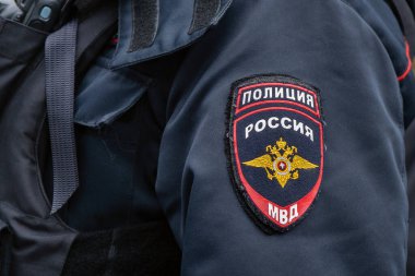 Rus polis üniformasının koluna dikilmiş Rus polisinin amblemi.