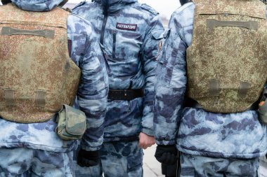 Rus askerlerinin cesetleri kamuflaj üniforması ve zırhlı ceketler giyiyordu.