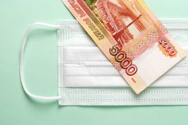 Üzerinde Rus parası olan tıbbi maske..