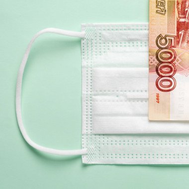 Üzerinde Rus parası olan tıbbi maske..