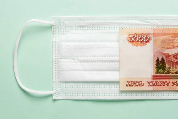 Medical mask with Russian money lying on it. — Stock Photo, Image