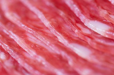 Makro füme salam dilimleri merdiven gibi yerde yatıyor.