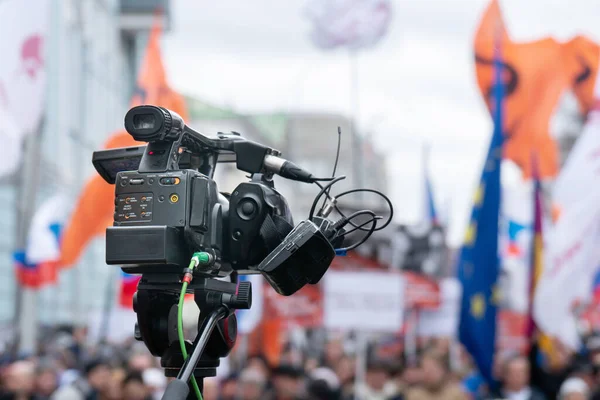 대규모 정치 활동 이 진행되는 동안, 도시의 거리에서 비디오 카메라가 보도되고 있다 — 스톡 사진