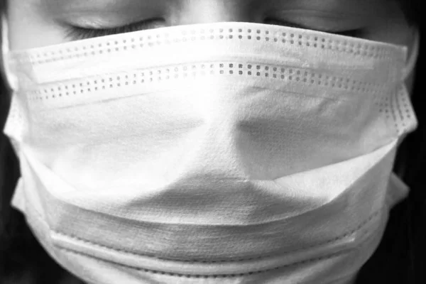 Расстроенная Девочка Подросток Закрытыми Глазами Медицинской Маске Черно Белое Фото — стоковое фото