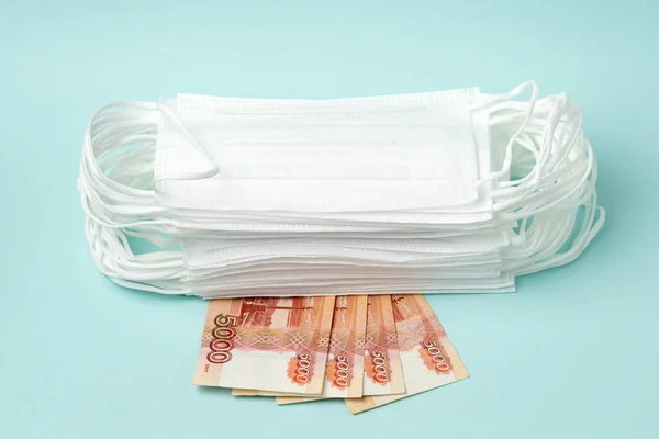 Куча Медицинских Масок Русскими Деньгами Синем Фоне Концепция Повышения Цен — стоковое фото