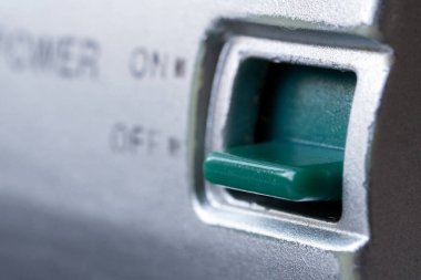 Eski bir radyo alıcı makro fotoğrafının açma-kapama düğmesi. Saha fotoğrafının derinliği