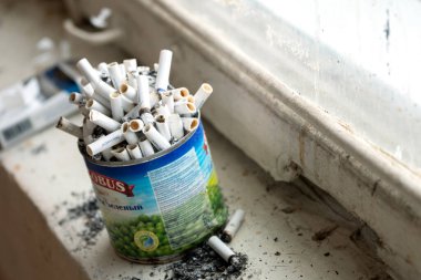 Moskova, Rusya-15 Mart 2020. Kül tablası olarak kullanılan teneke kutu pencere pervazında duruyor. Görünümün üstünde