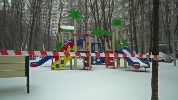 Moskva Ryssland Mars 2020 Tomt Stängt Lekplats Täckt Med Snö — Stockvideo
