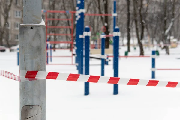 Terreno deportivo cerrado bloqueado por una cinta de barrera durante una cuarentena en Moscú — Foto de Stock