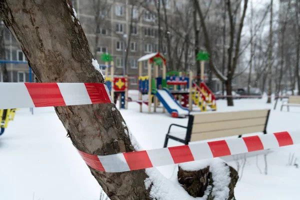 Parque infantil cerrado bloqueado por una cinta de barrera durante una cuarentena en Moscú —  Fotos de Stock
