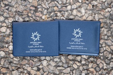 Taş zeminde yatan iki geçici İsrail pasaportu.