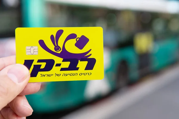 Hayfa, İsrail-25 Kasım 2019: Erkek el Rav-Kav taşıma kartını bir otobüsün önünde tutuyor — Stok fotoğraf