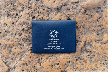 İsrail 'in İsrail' de Kudüs 'ün yakınlarındaki bir meydanın antik kaldırım taşında yatan yeni dönenlere verilen geçici İsrail pasaportu.