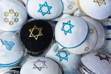 David 'in işlemeli yıldızıyla büyük miktarda geleneksel Yahudi başlıklı kippah.