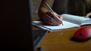 Karantina ve koronavirüs salgını sırasında okulda online öğrenim
