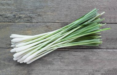 Tahta arka planda taze limon otu (citronella) - Sağlık için baharat.