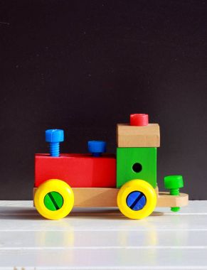 Siyah zemin ahşap oyuncak tren