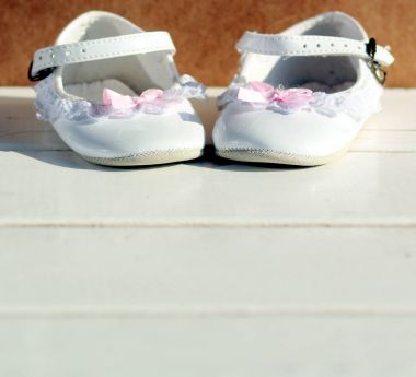 Bebek güzel ayakkabılar ok ve dantel