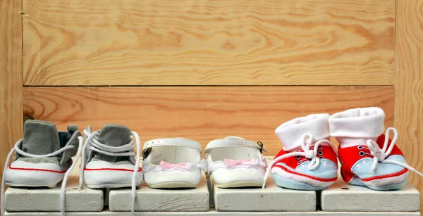 Три пары крошечной детской обуви — стоковое фото