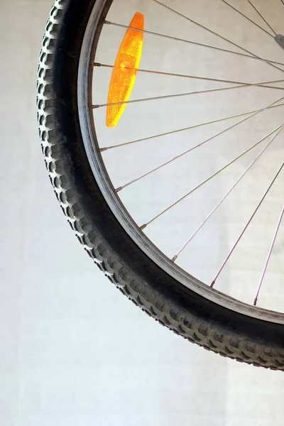 Parte de uma roda de bicicleta sobre fundo branco — Fotografia de Stock