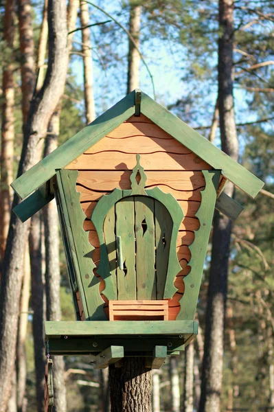 Casa de árvore de madeira verde — Fotografia de Stock