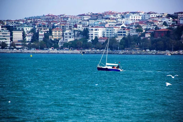 Istanbul, Bosphorus, the view on asian part of the city — Stock Photo, Image