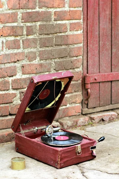 Stary odtwarzacz vintage gramofon w przypadku czerwony — Zdjęcie stockowe
