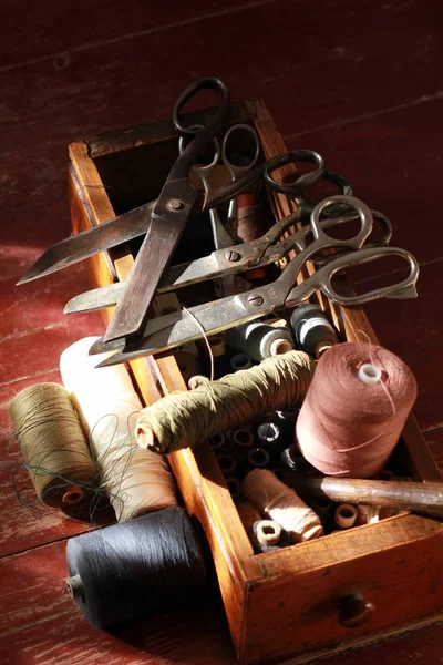 Thread spools and vintage scissors — Stock Photo, Image