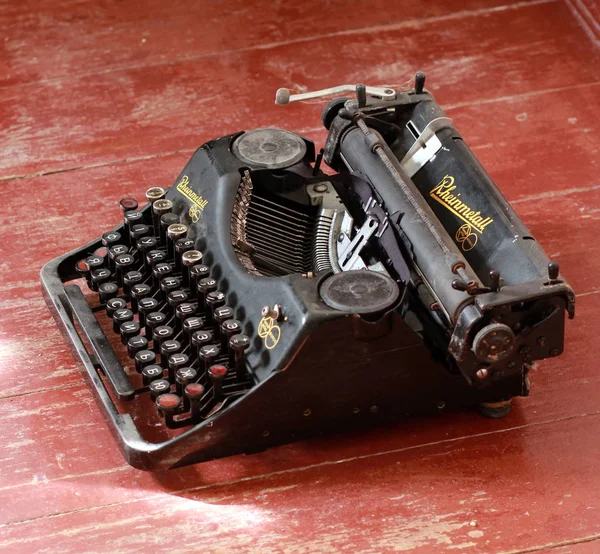 Rheinmetall klasické kovové retro psací stroj — Stock fotografie