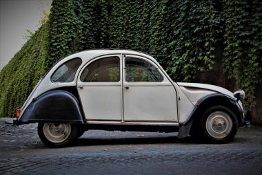 Roma, İtalya - 7 Nisan 2017 -Vintage Citroen 2cv 