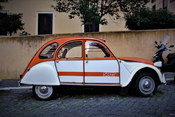 Rome, Italië - 7april 2017 - de vintage Citroen 2cv — Stockfoto