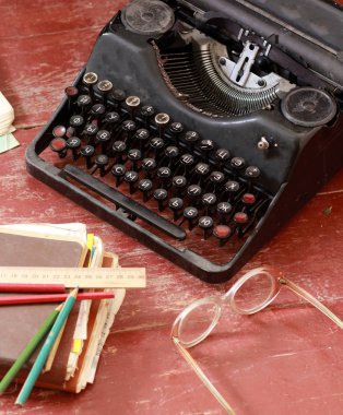 Daktilo, gözlük, kalemler ve Not kitaplar Vintage 
