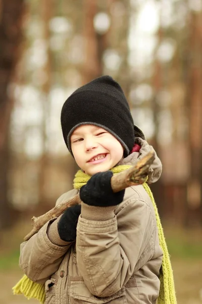 Jongen palying met een stok in het park — Stockfoto