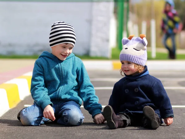 A boy and a girl on the asphalt. — Stock Photo, Image