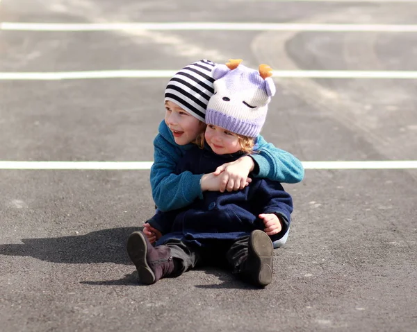 A boy and a girl on the asphalt. — Stock Photo, Image